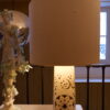 PAIRE DE LAMPES EN CERAMIQUE BLANCHE & FLEURS MARRON PAR TOREBODA SUEDE CA1960 – Image 4