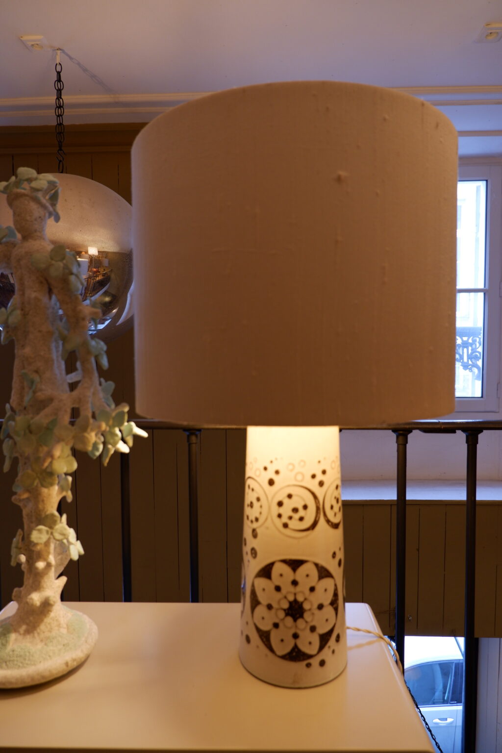 PAIRE DE LAMPES EN CERAMIQUE BLANCHE & FLEURS MARRON PAR TOREBODA SUEDE CA1960 – Image 4