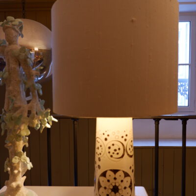PAIR OF LAMPS IN WHITE CERAMIC &AMP; BROWN FLOWERS BY TOREBODA SUEDE CA1960