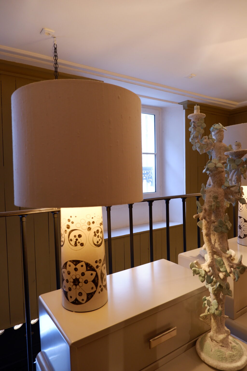 PAIRE DE LAMPES EN CERAMIQUE BLANCHE & FLEURS MARRON PAR TOREBODA SUEDE CA1960 – Image 5