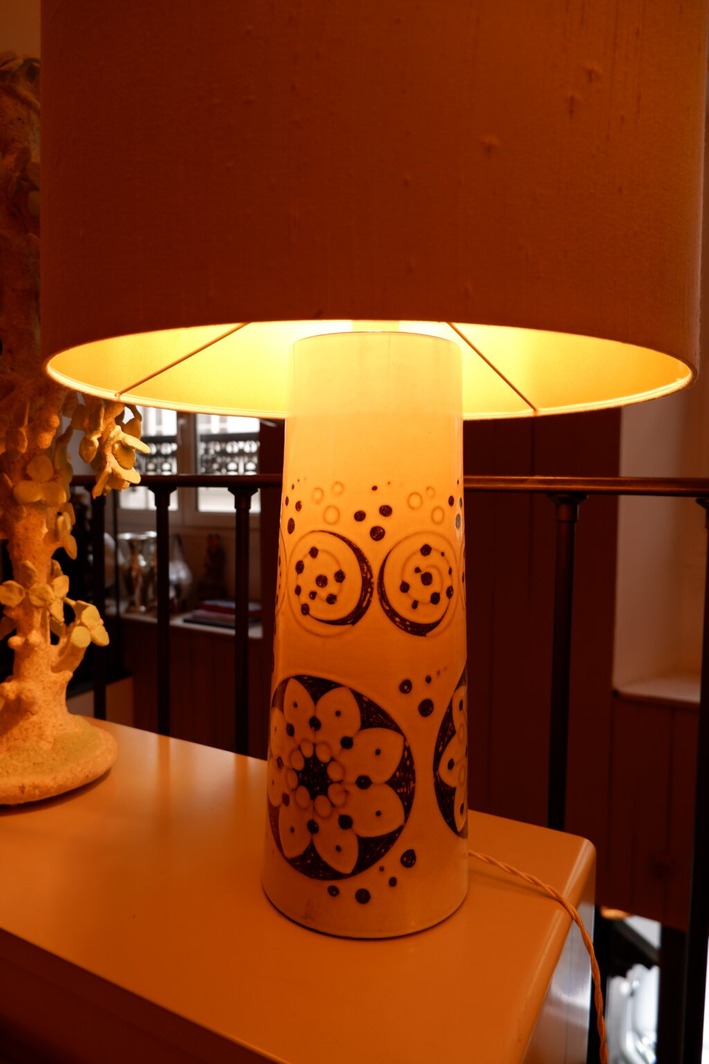 PAIRE DE LAMPES EN CERAMIQUE BLANCHE & FLEURS MARRON PAR TOREBODA SUEDE CA1960 – Image 6