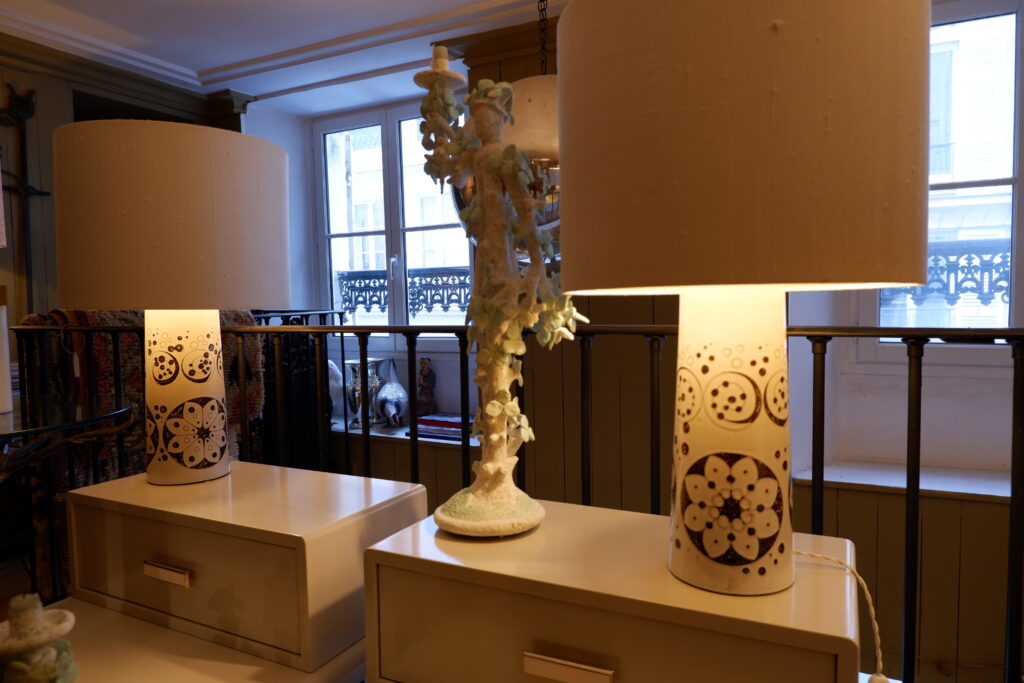 PAIRE DE LAMPES EN CERAMIQUE BLANCHE & FLEURS MARRON PAR TOREBODA SUEDE CA1960 – Image 3