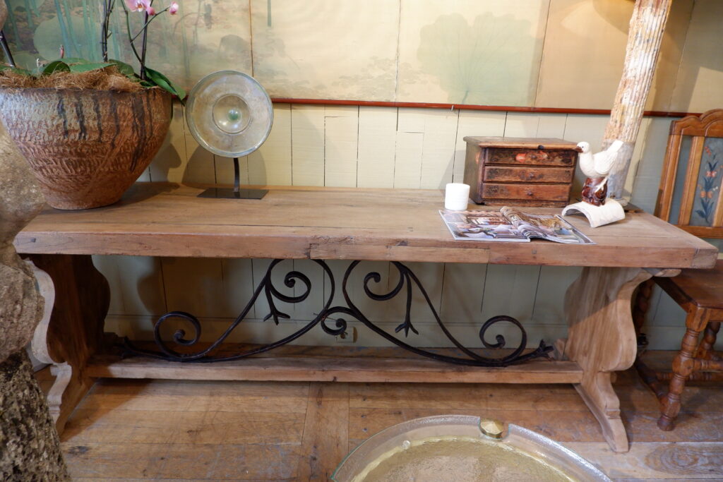 Grande console en noyer & entretoise volutes en fer forgé fin XVIIIe – Image 3