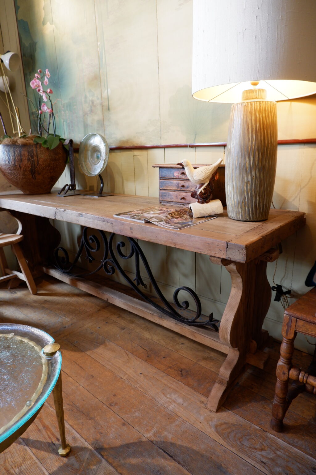 Grande console en noyer & entretoise volutes en fer forgé fin XVIIIe – Image 2