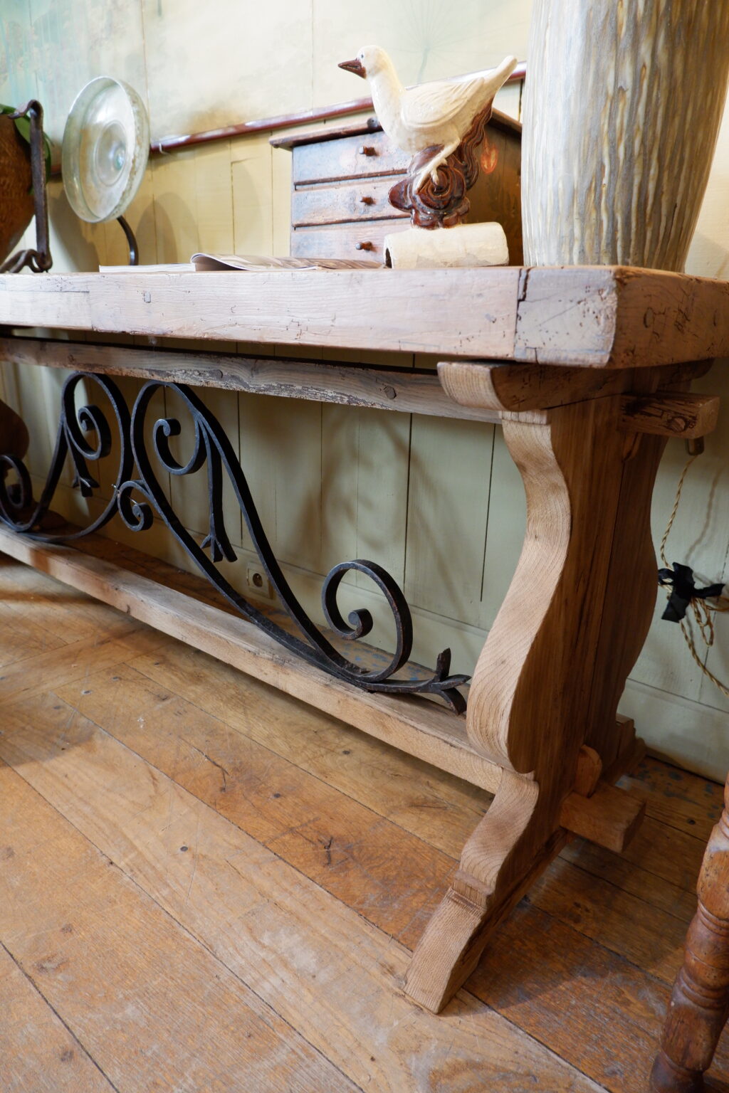 Grande console en noyer & entretoise volutes en fer forgé fin XVIIIe – Image 4