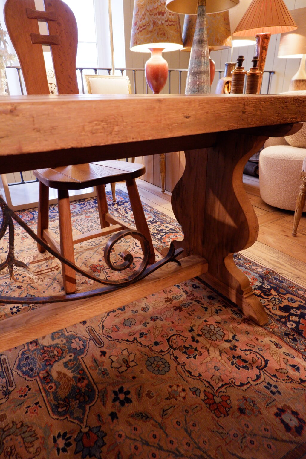 Grande console en noyer & entretoise volutes en fer forgé fin XVIIIe – Image 8