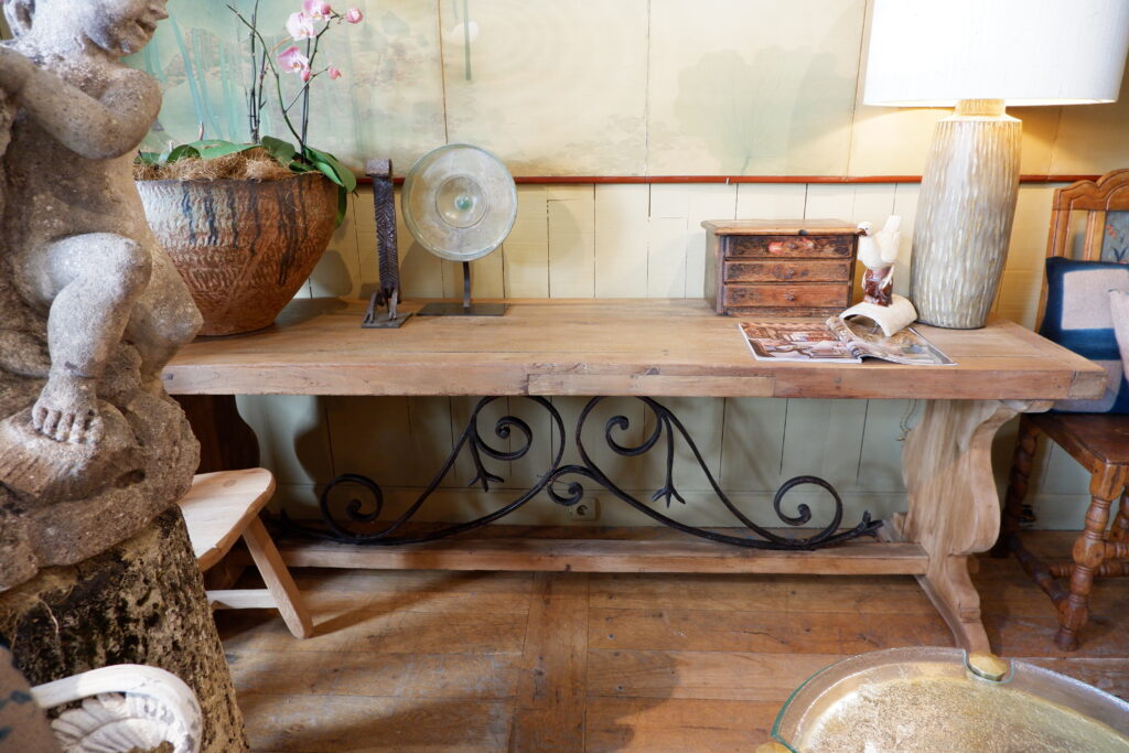 Grande console en noyer & entretoise volutes en fer forgé fin XVIIIe