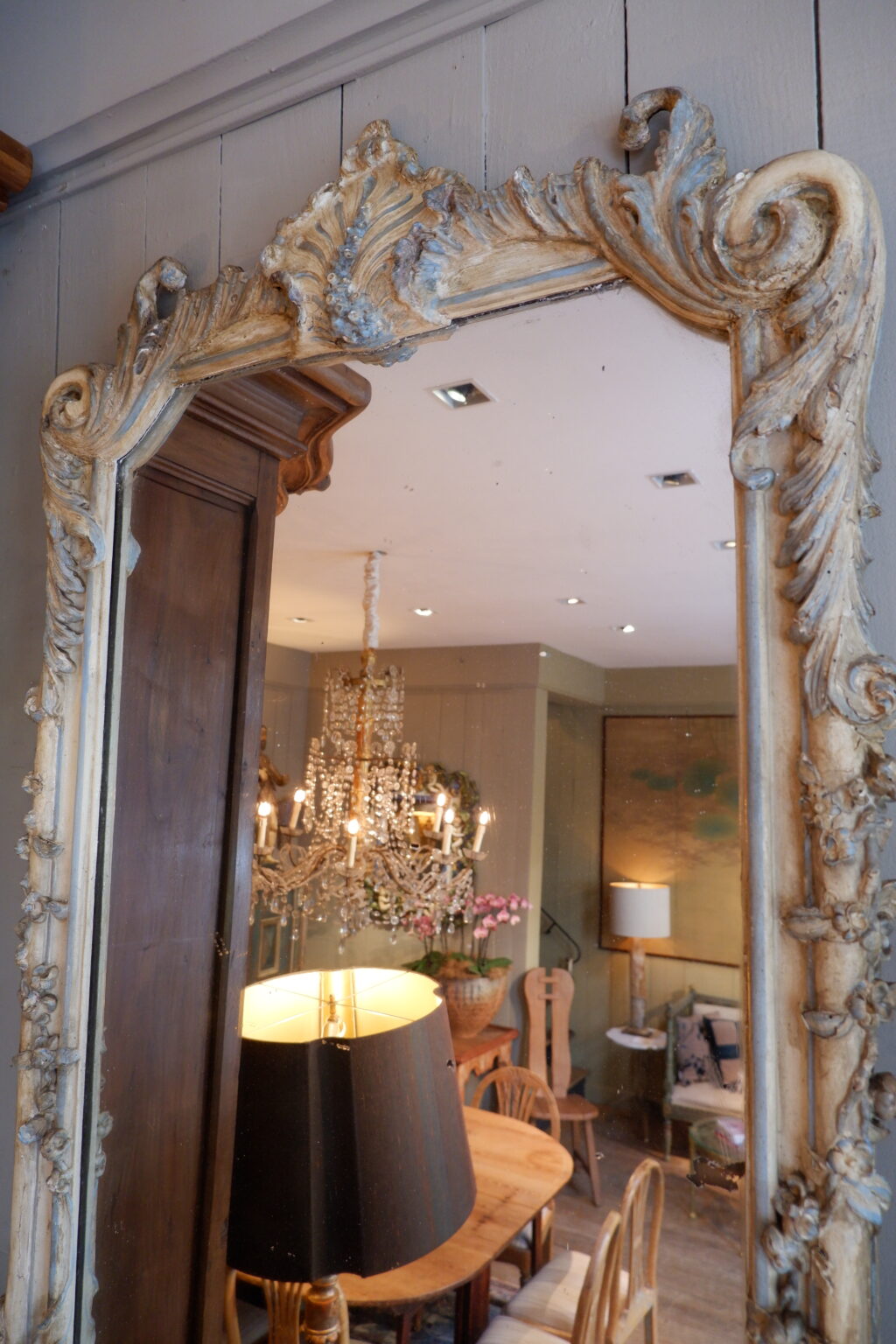 Grand miroir Louis XV au mercure cadre en bois sculpté polychrome -France  XVIIIème siècle