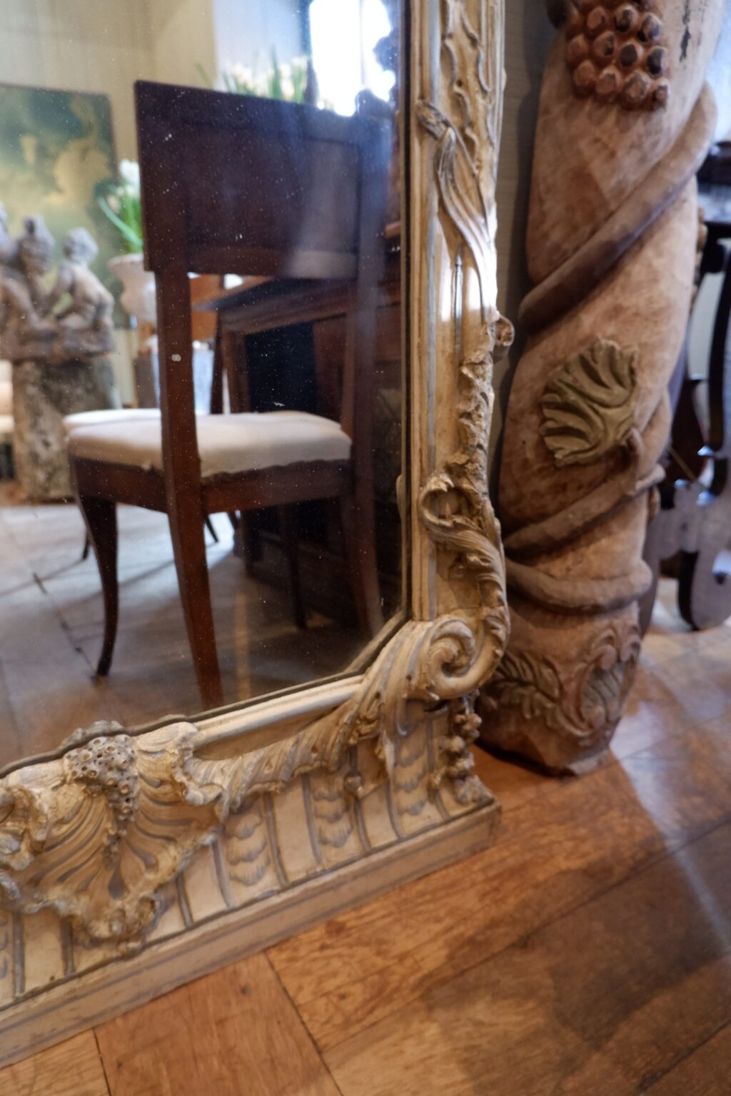 Grand miroir Louis XV au mercure cadre en bois sculpté polychrome -France  XVIIIème siècle – Image 3