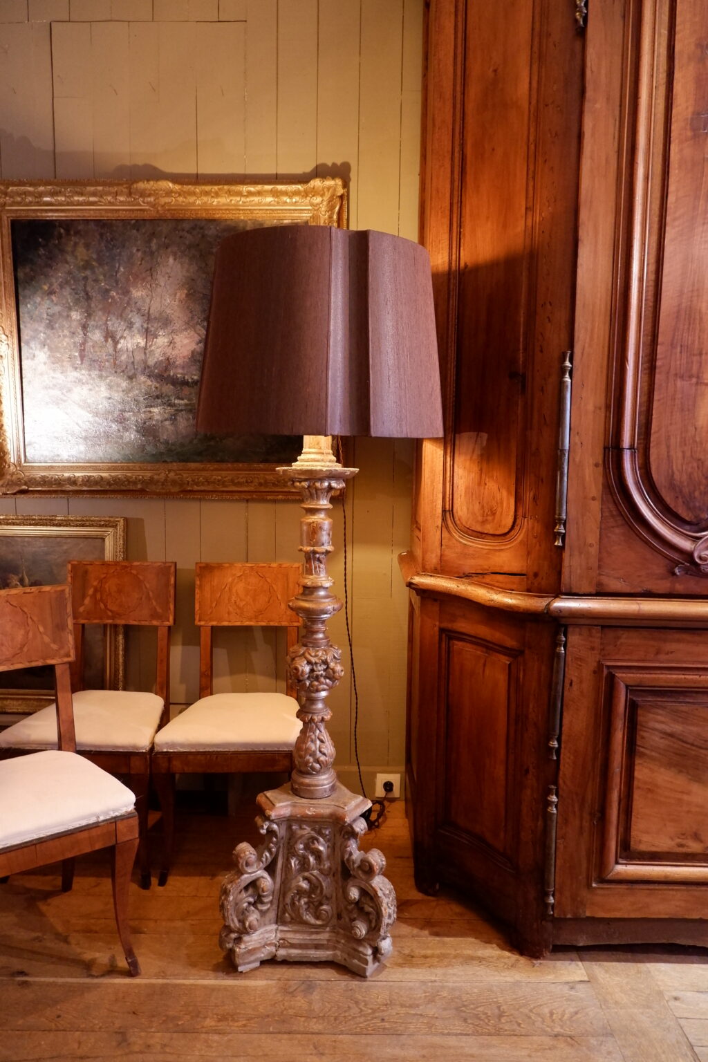 Pair of large carved wood and silver leaf piccierges + Bark silk lampshades - Image 2