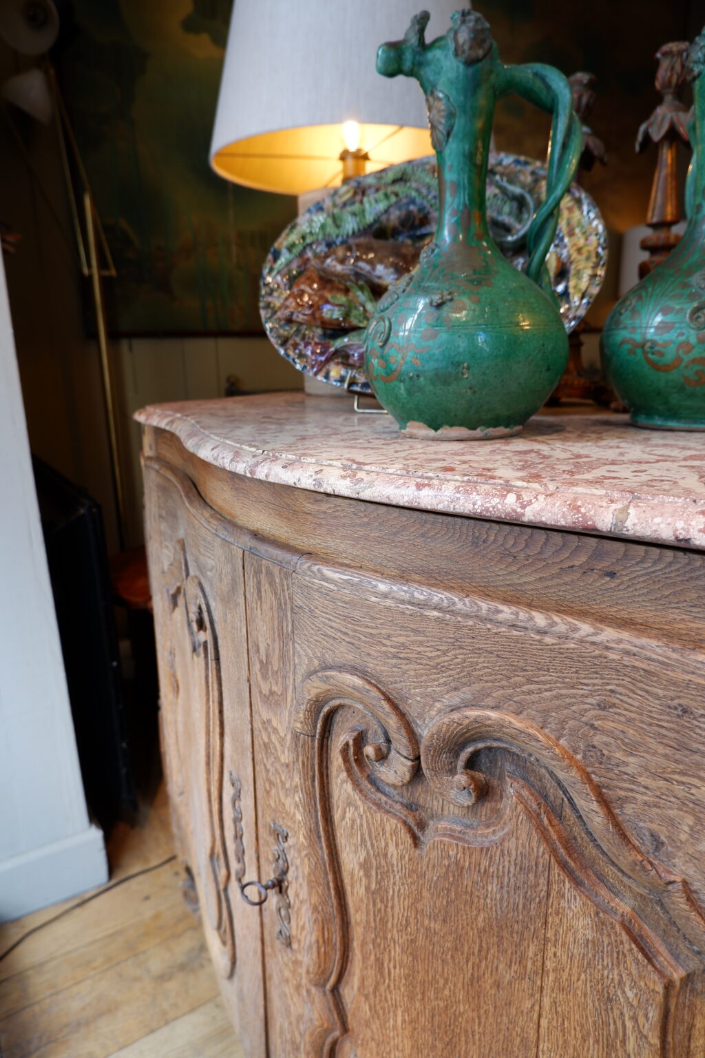 Louis XV period hunting sideboard in light oak with curved &amp; carved doors - pale red marble top ca.1700 - Image 11