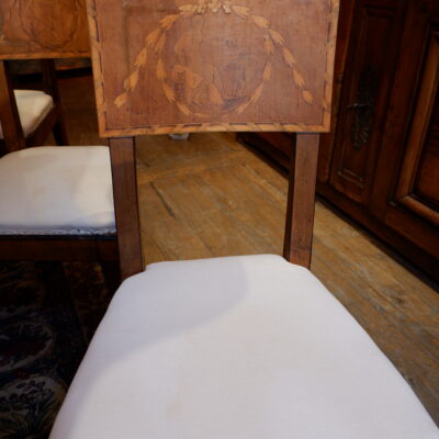 Suite de 6 chaises Néo-classiques en acajou & dossier en marqueterie – pieds sabre ca.1880
