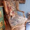 Fauteuil Régence à oreilles en bois doré recouvert d’une fine tapisserie d’époque XIXe – Image 2