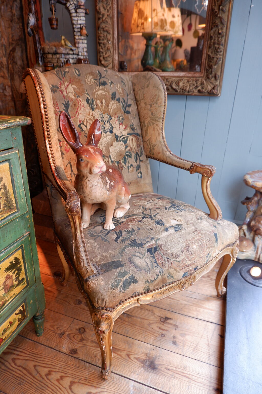 Fauteuil Régence à oreilles en bois doré recouvert d’une fine tapisserie d’époque XIXe – Image 2