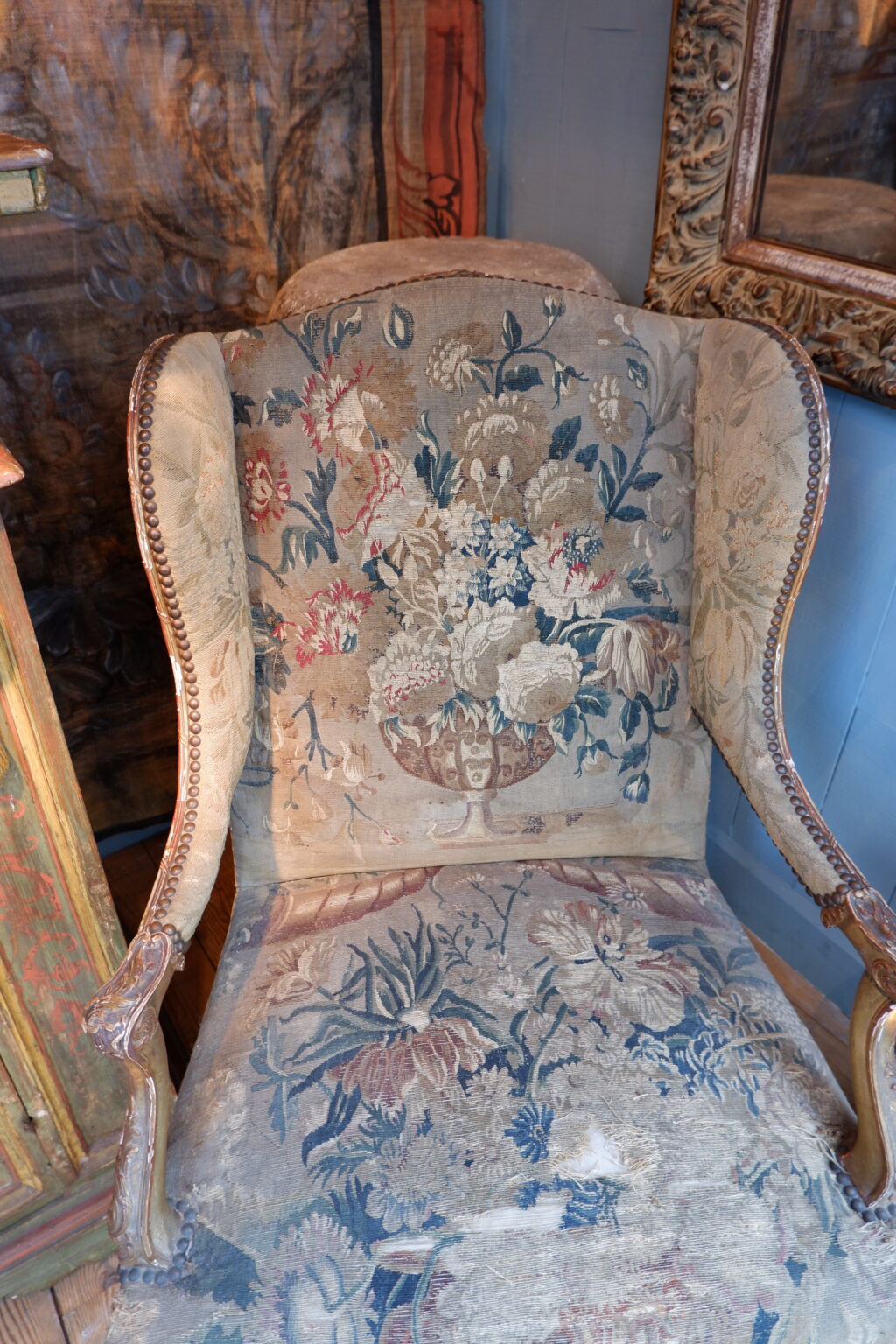 Fauteuil Régence à oreilles en bois doré recouvert d’une fine tapisserie d’époque XIXe – Image 5