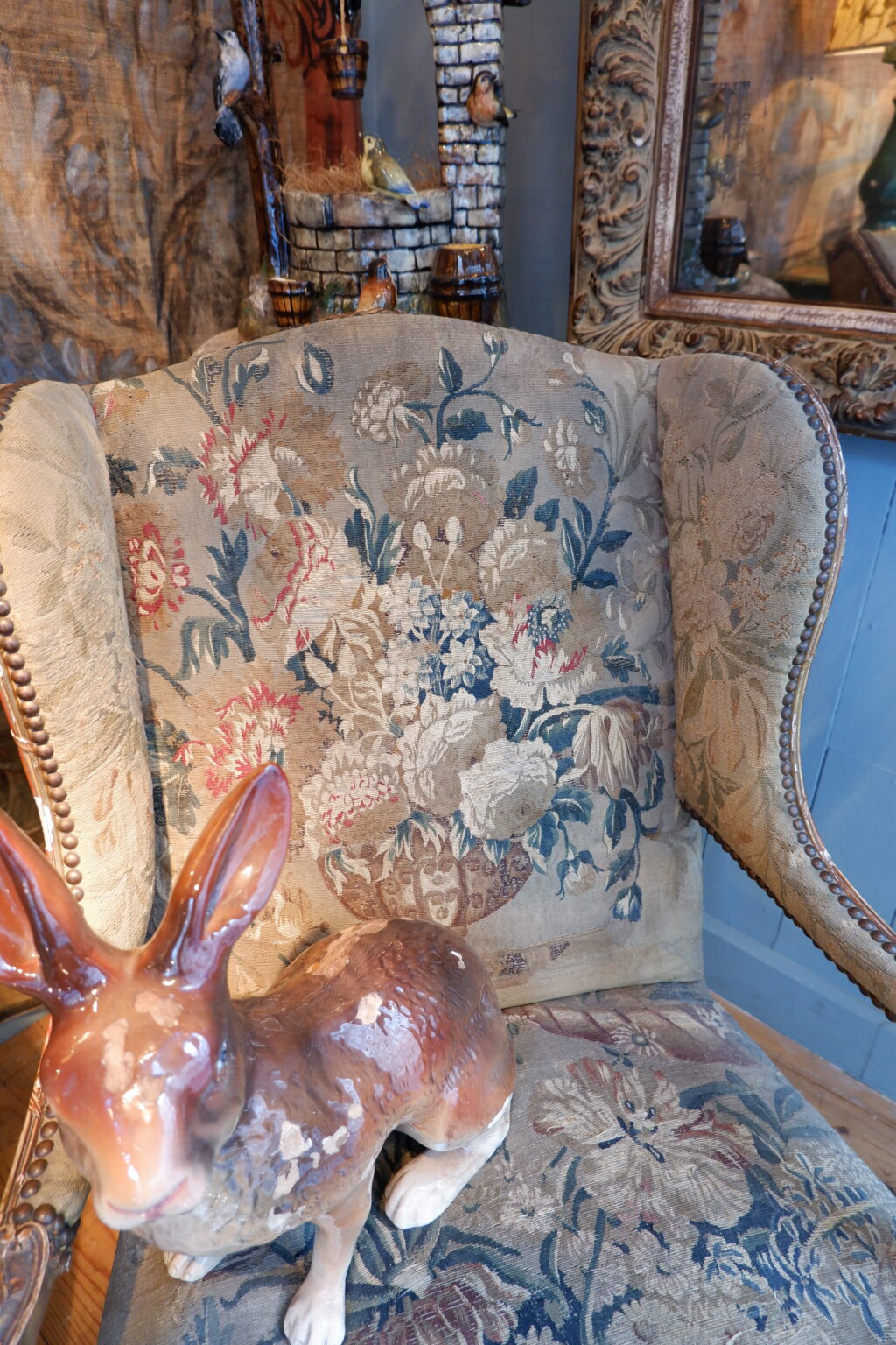 Fauteuil Régence à oreilles en bois doré recouvert d’une fine tapisserie d’époque XIXe – Image 7