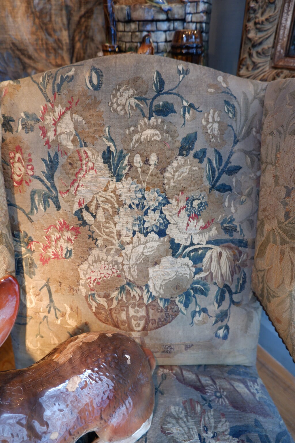 Fauteuil Régence à oreilles en bois doré recouvert d’une fine tapisserie d’époque XIXe – Image 6