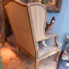 Fauteuil Régence à oreilles en bois doré recouvert d’une fine tapisserie d’époque XIXe – Image 4