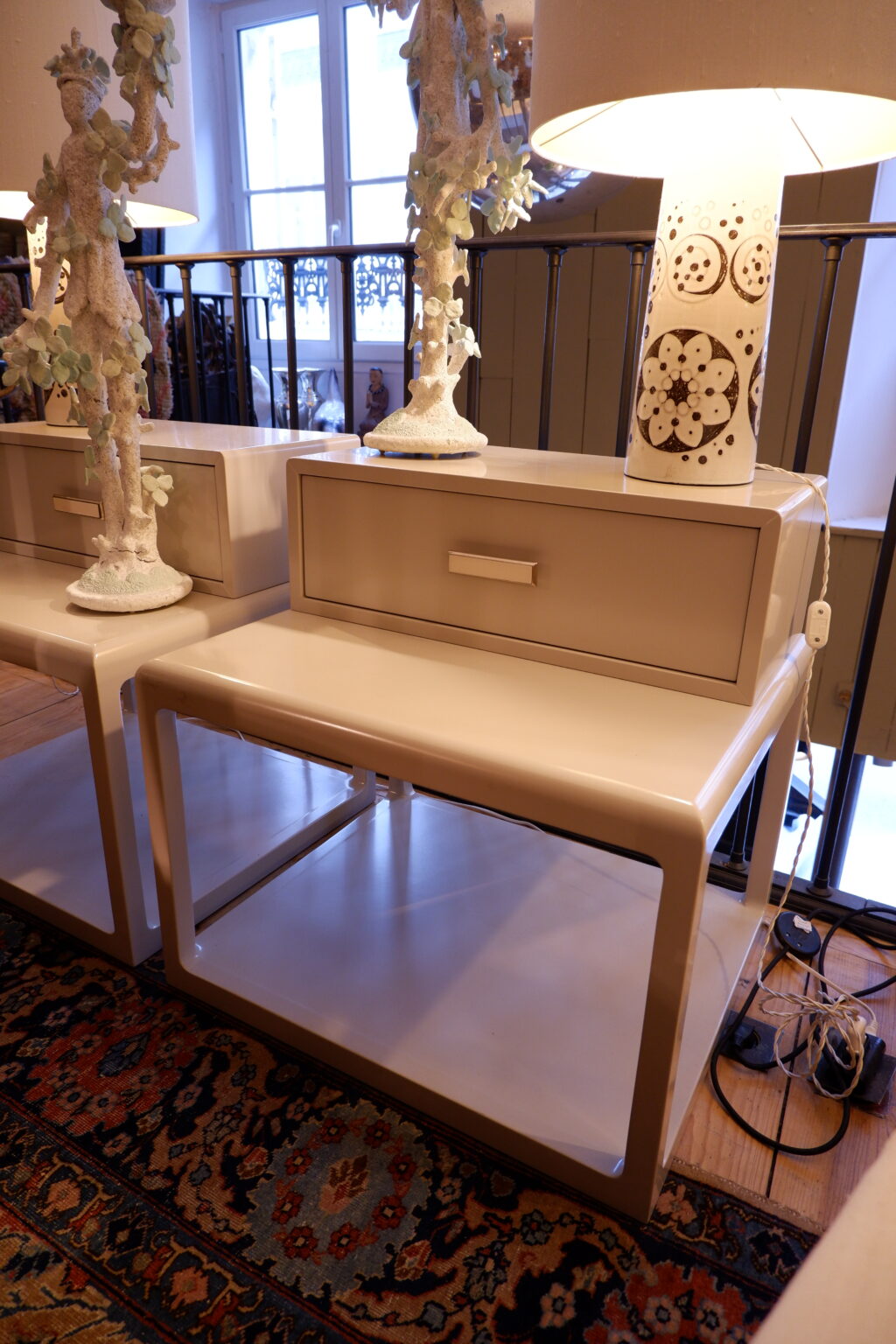 Paire de chevets à tiroirs en laque taupe clair – Image 5