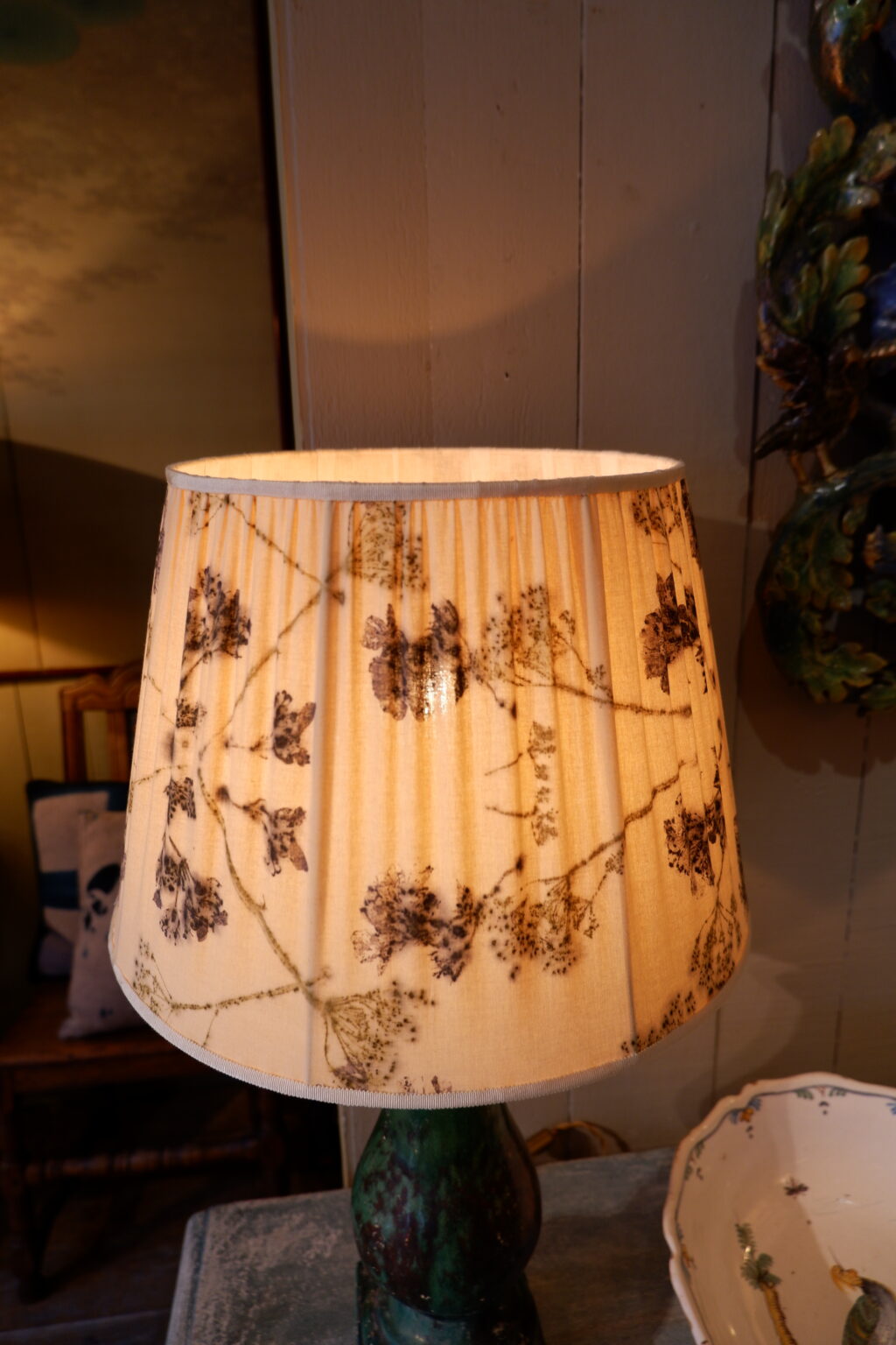 Paire de lampes balustres vertes & abat-jours lin impression fleurs naturelles – Image 3