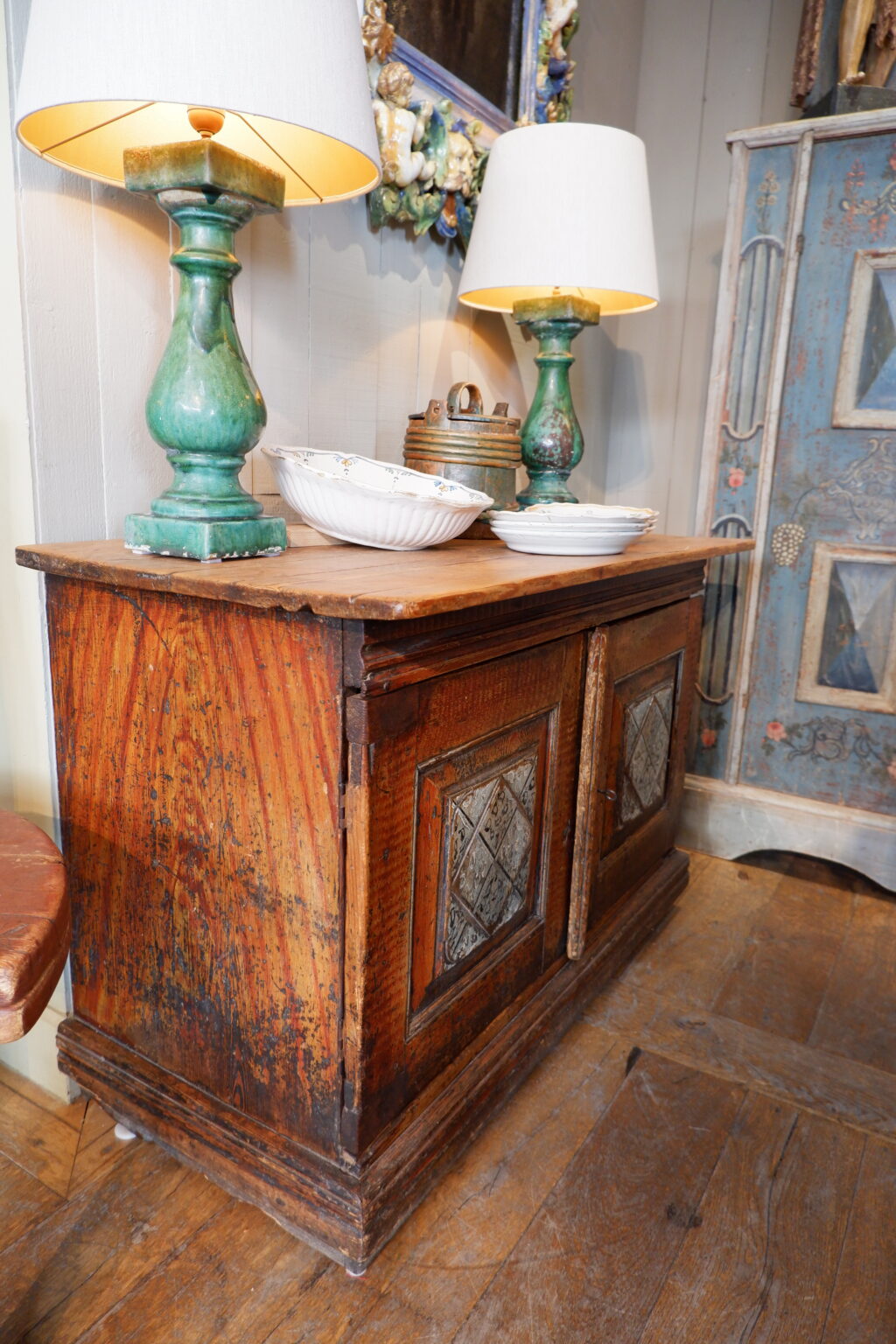 Buffet bas en bois naturel décor peint de la région du Lapland , Suède début XIXe – Image 3