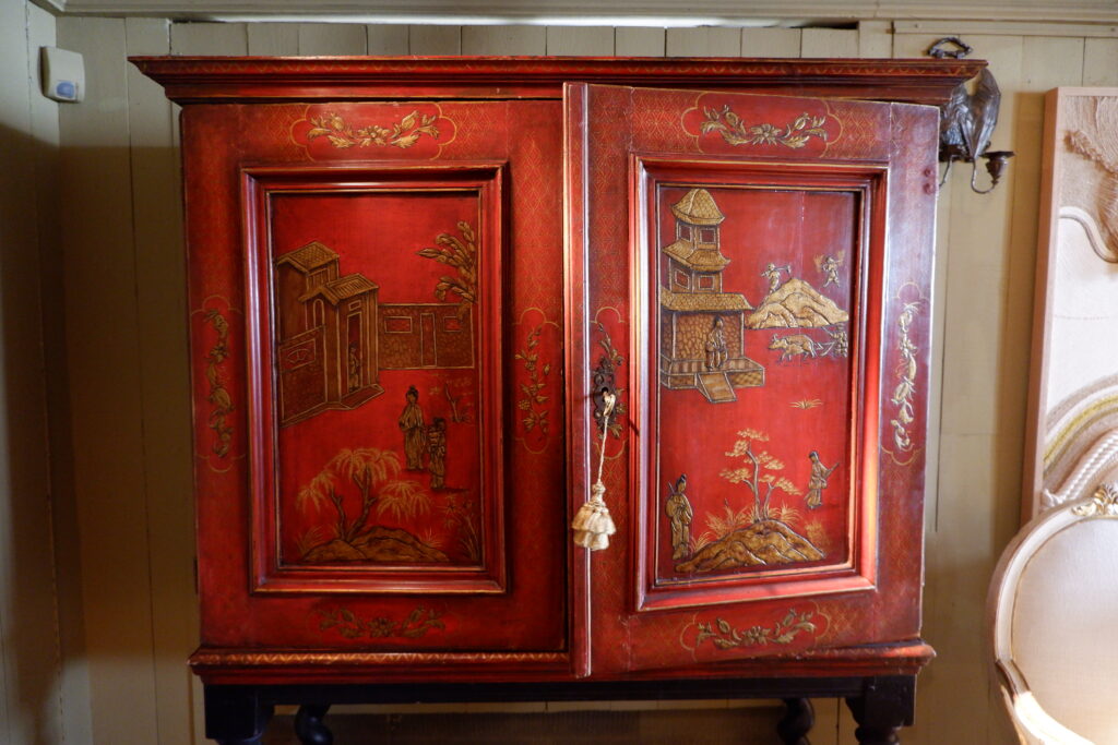 Cabinet d'époque XVIIIe décor chinoisant sur fond de laque rouge ca.1790 – Image 4