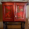 Cabinet d'époque XVIIIe décor chinoisant sur fond de laque rouge ca.1790