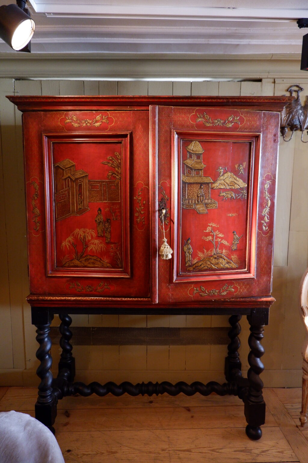 Cabinet d'époque XVIIIe décor chinoisant sur fond de laque rouge ca.1790