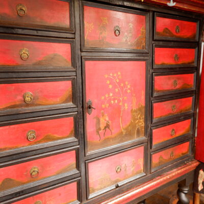 Cabinet d’époque XVIIIe décor chinoisant sur fond de laque rouge ca.1790