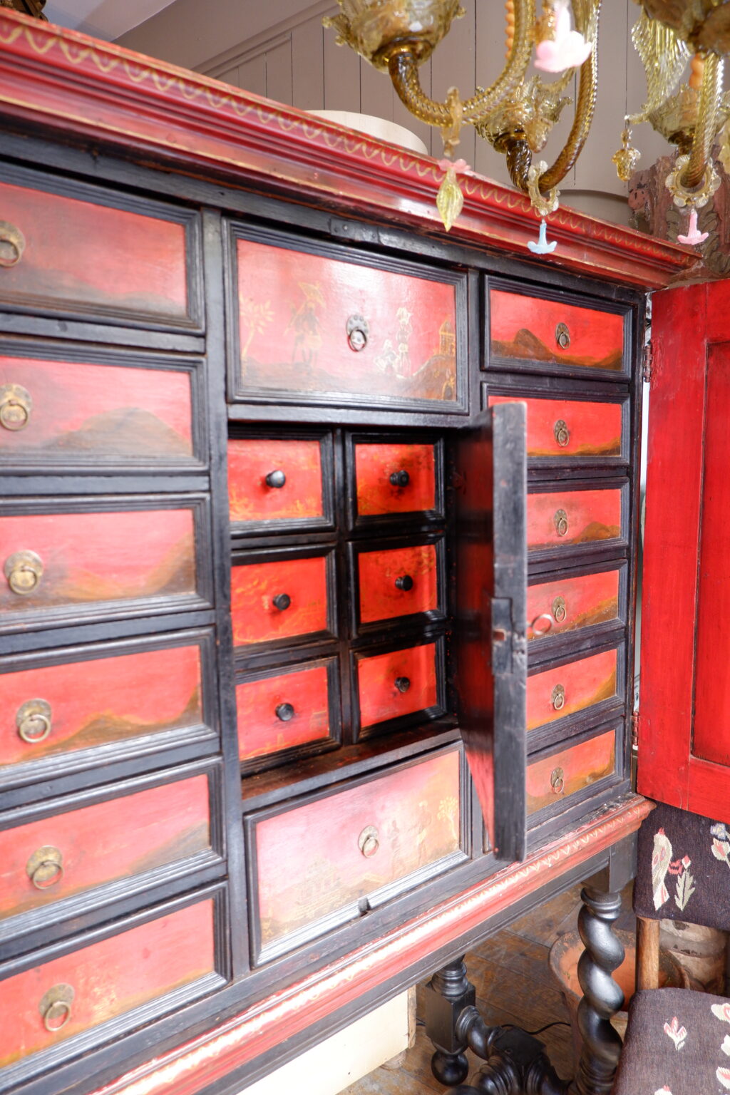 Cabinet d'époque XVIIIe décor chinoisant sur fond de laque rouge ca.1790 – Image 9