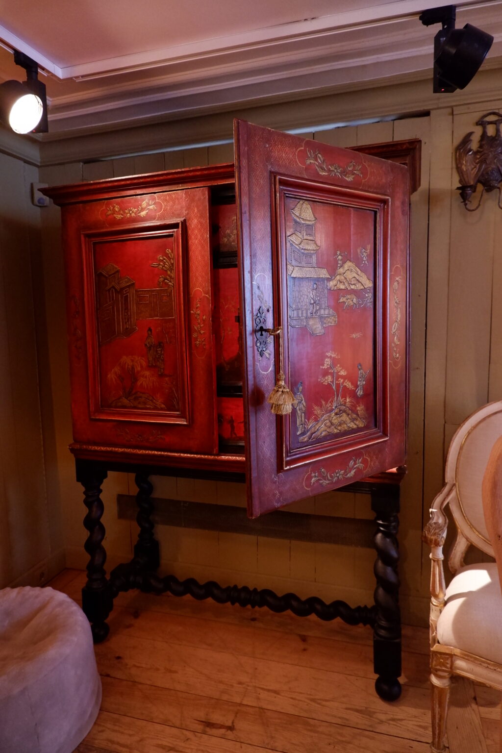 Cabinet d'époque XVIIIe décor chinoisant sur fond de laque rouge ca.1790 – Image 10