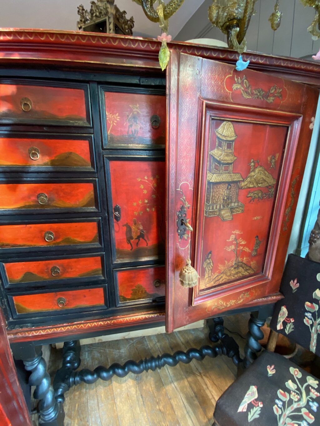 Cabinet d'époque XVIIIe décor chinoisant sur fond de laque rouge ca.1790 – Image 6