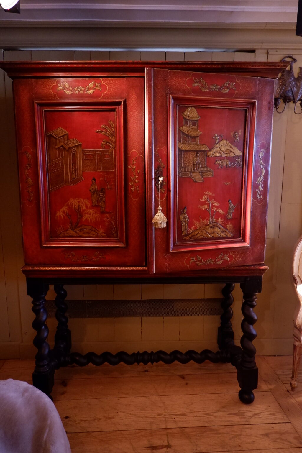 Cabinet d'époque XVIIIe décor chinoisant sur fond de laque rouge ca.1790 – Image 11
