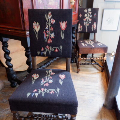 Paire de chaises baroques recouvertes d’une tapisserie flamande décor floral ca.1800