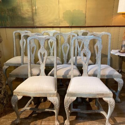 Suite de 8 chaises Roccoco patine bleu pale d’origine ca.1800