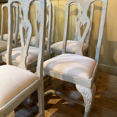 Suite de 8 chaises Roccoco patine bleu pale d’origine ca.1800
