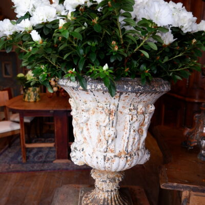 Paire de vases en fonte blanche décor néo-classique de farandole  poignées masques
