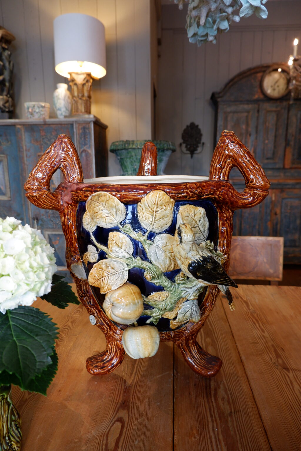 Grand cache pot en céramique vernissée, Décor en relief d'oiseau, de citrons & fleurs, poignées imitant le bois, début XXème - par Choisy Le Roy – Image 2