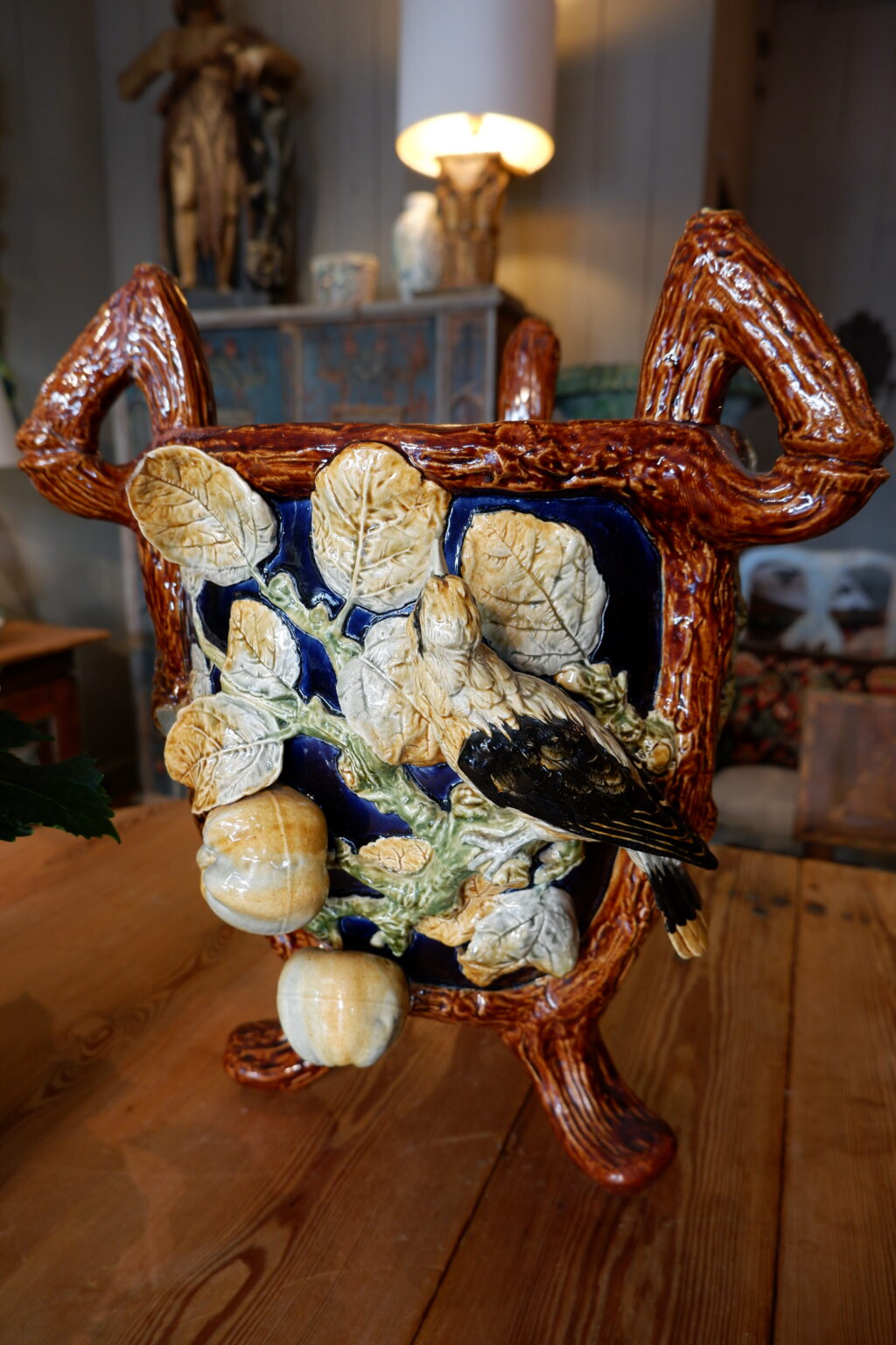 Grand cache pot en céramique vernissée, Décor en relief d'oiseau, de citrons & fleurs, poignées imitant le bois, début XXème - par Choisy Le Roy – Image 6