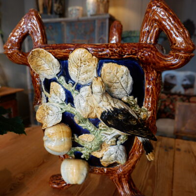 Grand cache pot en céramique vernissée, Décor en relief d’oiseau & de citons et fleurs poignées imitant le bois, début XXème – par Choisy Le Roy