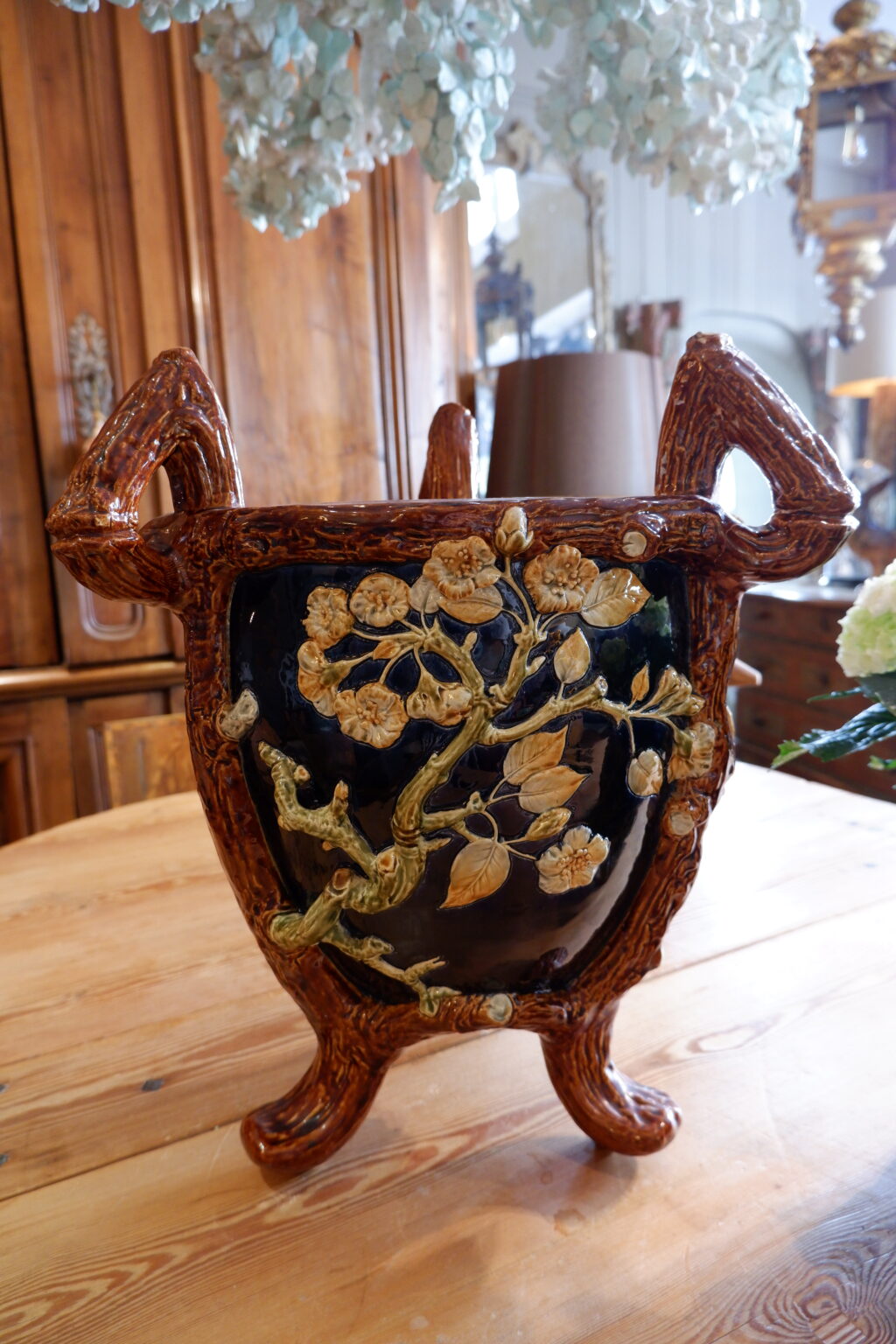 Grand cache pot en céramique vernissée, Décor en relief d'oiseau, de citrons & fleurs, poignées imitant le bois, début XXème - par Choisy Le Roy – Image 7