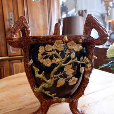 Grand cache pot en céramique vernissée, Décor en relief d’oiseau & de citons et fleurs poignées imitant le bois, début XXème – par Choisy Le Roy
