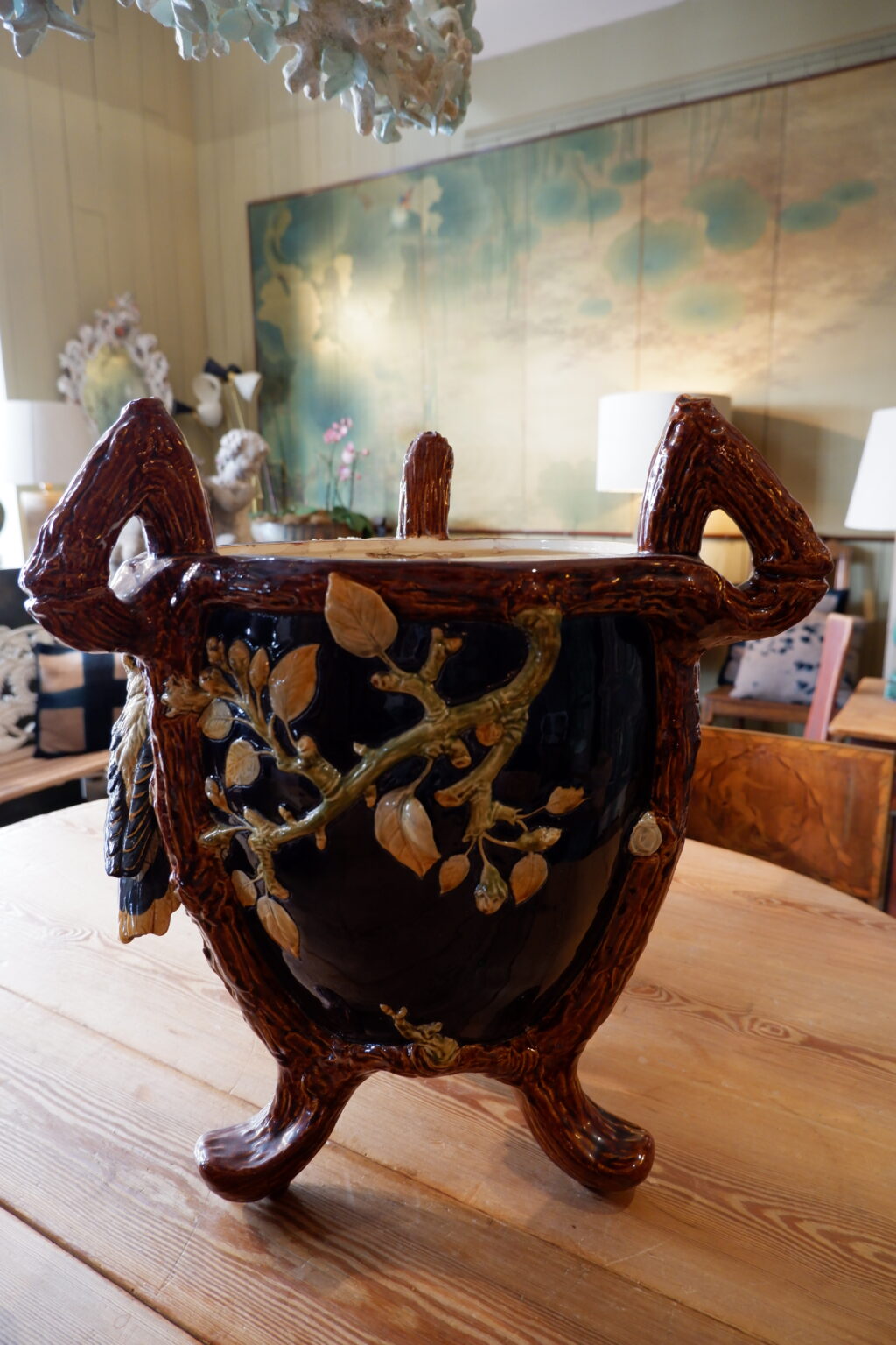 Grand cache pot en céramique vernissée, Décor en relief d'oiseau, de citrons & fleurs, poignées imitant le bois, début XXème - par Choisy Le Roy – Image 8