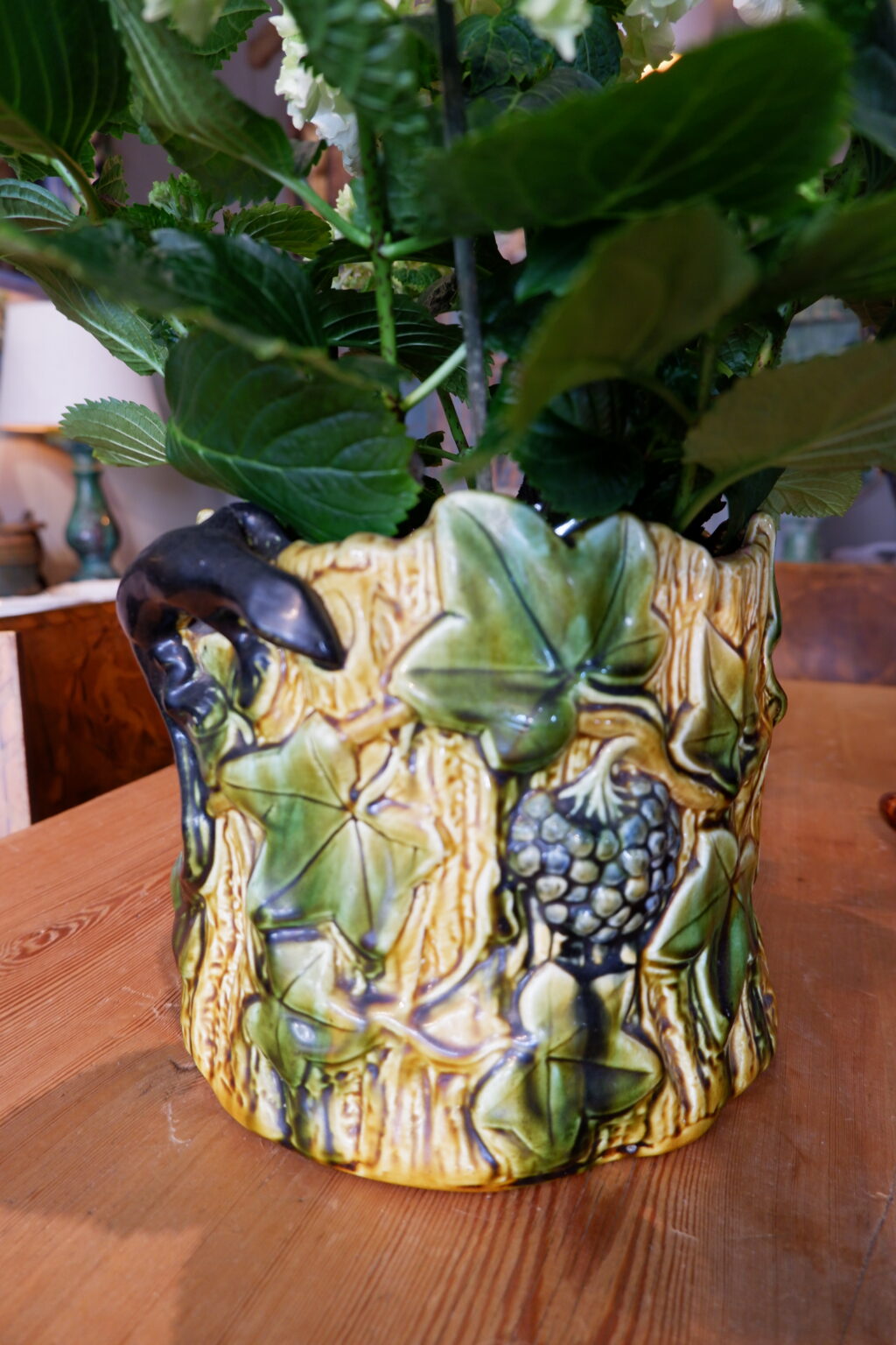 Cache pot en barbotine à décor de vigne et poignées lézards noirs début XXe – Image 2