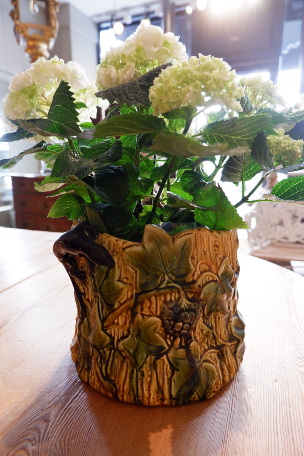 Cache pot en barbotine à décor de vigne et poignées lézards noirs début XXe – Image 4