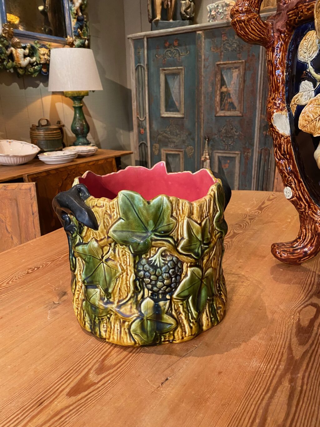 Cache pot en barbotine à décor de vigne et poignées lézards noirs début XXe – Image 5