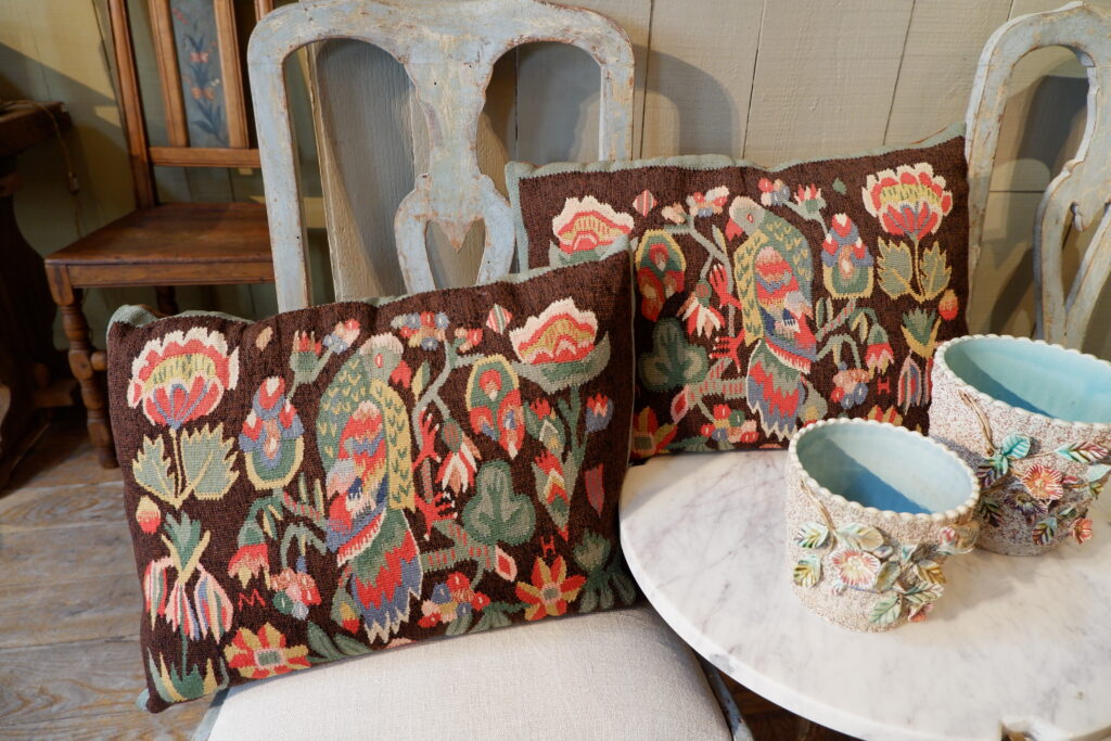 Paire de coussins de mariage en tapisserie, motif perroquets et monogramme MH ca.1900 – Image 4