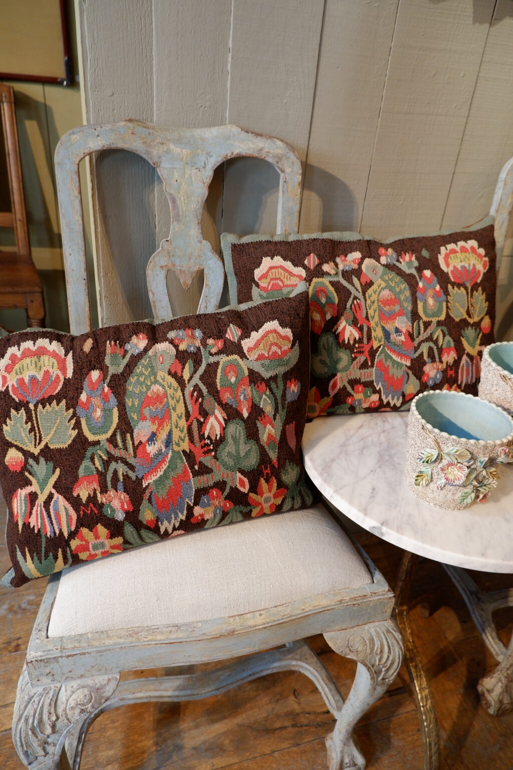 Paire de coussins de mariage en tapisserie, motif perroquets et monogramme MH ca.1900