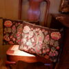 Paire de coussins de mariage en tapisserie, motif perroquets et monogramme MH ca.1900 – Image 5