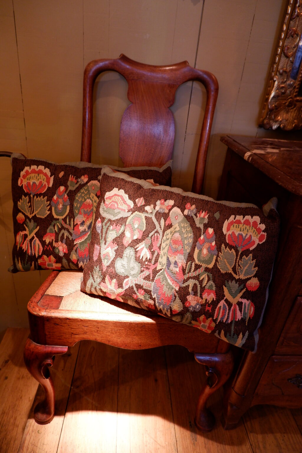 Paire de coussins de mariage en tapisserie, motif perroquets et monogramme MH ca.1900 – Image 5